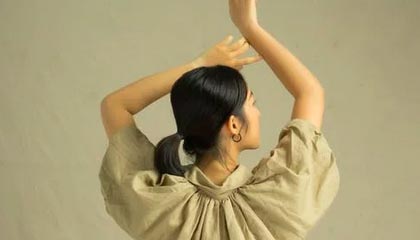 公益大使身份曝光引热议 多部海报大长腿吸睛成焦点